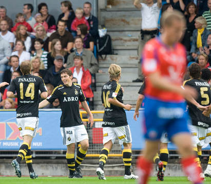  Målskytten Miran Burgic grattas till ledningsmålet.