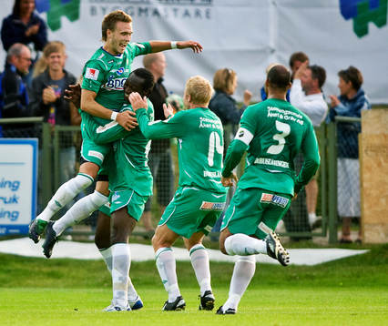   Richard Jansson, Ljungskile, gör 2-1 till Ljungskile på straff. Jubel