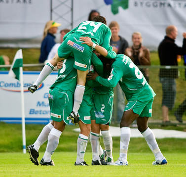   Richard Jansson, Ljungskile, gör 2-1 till Ljungskile på straff. Jubel