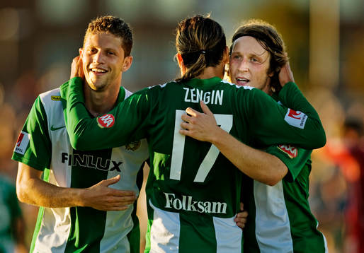  Paulinho Guará, Erkan Zengin och Haris Laitinen, Hammarby, jublar tillsammans.