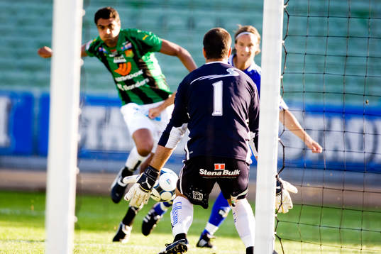 Dime Jankulovski, målvakt, GAIS, gör en tabbe på Linus