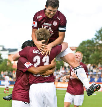  Mattias Gravem gör 1-0 till Qviding. Hannes Stiller grattulerar. Jubel