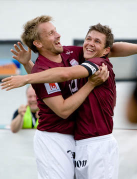  Hannes Stiller gör 2-0 till Qviding. Mattias Gravem grattulerar. Jubel