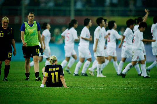 Victoria Svensson, Sverige, ser på när Kinas spelare