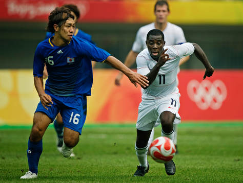  Takuya Honda, Japan, och Freddy Adu, USA.