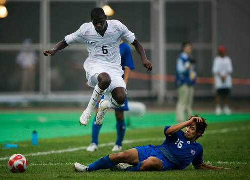  Takuya Honda, Japan, stoppar Maurice Edu, USA.
