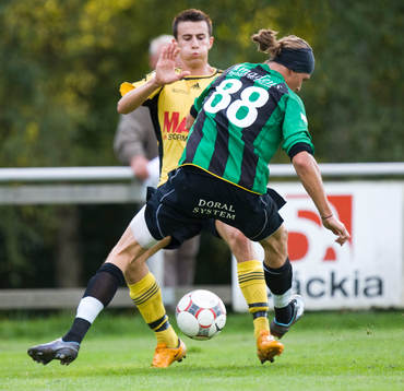   Fisnik Alaj skojar med Fredrik Liverstam.