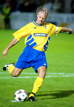   Roland Nilsson, Sverige gör mål på straff.