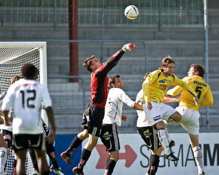  Rickard Göthberg, målvakt, Motala, boxar bort bollen.
