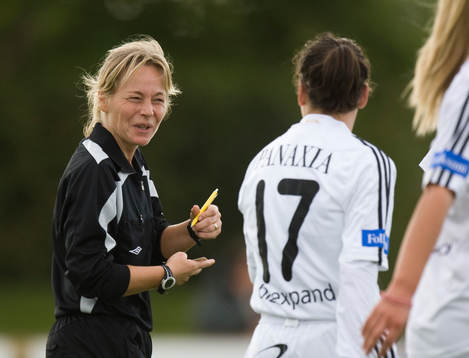  0-2 Lisa de Vanna - visst var det du som gjorde det, skojar domaren Susanne Borg.