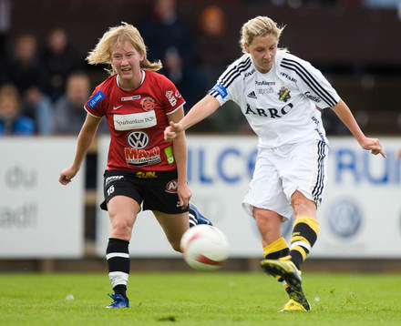  0-1, Louise Fors skickar iväg ett mycket välplacerat vänsterskott, Sofie Persson kan ej hindra.