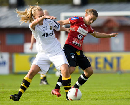  Erla Arnardottir försöker stoppa Emma Lundh, AIK.