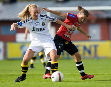  Erla Arnardottir försöker stoppa Emma Lundh, AIK.