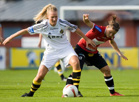  Erla Arnardottir försöker stoppa Emma Lundh, AIK.