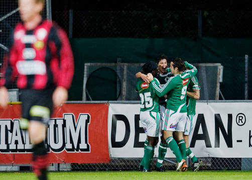  Jubel i Väsby efter att Mikael Thorstensson, Väsby, gjort mål.