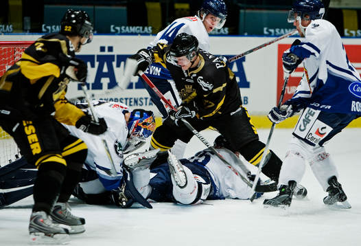 Stefan Johansson, AIK, oroar framför Viktor Fasth,