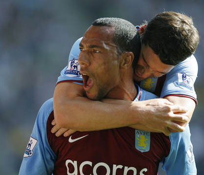  John Carew och Gareth Barry, jubel.