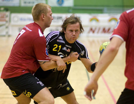 Tobias Albrechtsson blir stoppad av André Olsson