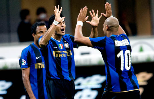   Jubel vid 1-0. Julio Ricardo Cruz, Inter gratuleras av Adriano, Inter.