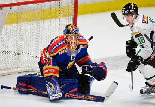 Gustaf Wesslau, målvakt, Djurgården, räddar ett skott