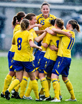  Antonia Göransson, i mitten, Sverige jubel efter 1-0,