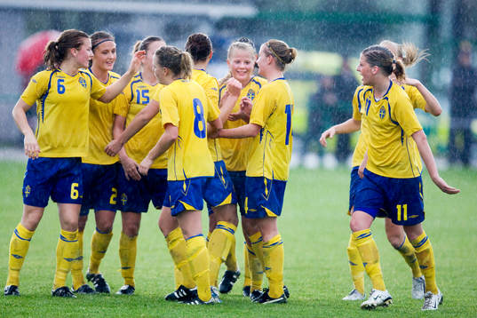  Svergie firar segern efter slutsignalen. Jubel, glädje.