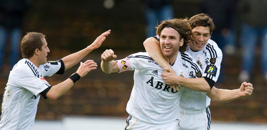   1-1, Nils-Eric Johansson som grattas av Kenny Pavey och Miran Burgic. Jubel.
