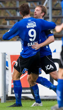   2-1, Tommy Jönsson som grattas av Emir Kujovic. Jubel.