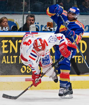 Carl Gustafsson, Djurgården, trycker till Robin Jonsson,