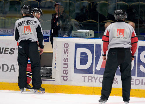 Magnus Wernblom, Modo får 10 minuter av domaren.