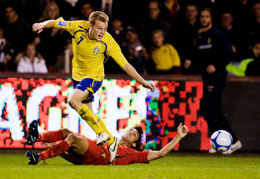 Sebastian Larsson, Sverige, och Paulo Ferreira, Portugal, i