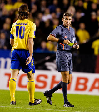  Roberto Rosetti, domare, ger Zlatan Ibrahimovic, Sverige, ett gult kort.