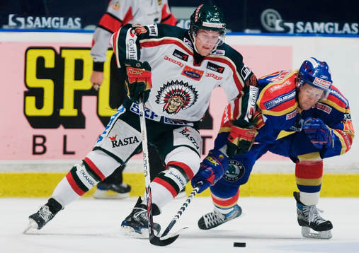 Joakim Andersson, Frölunda, i kamp om pucken med Marcus