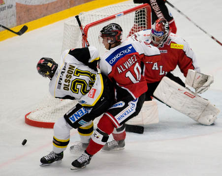 Kalle Olsson framme och oroar målvakten Henrik Karlsson