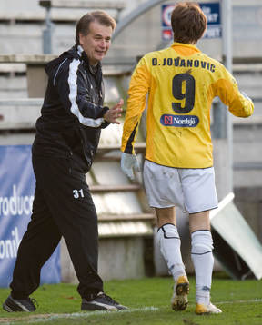  IFK-tränaren Bo Mårtensson tackar 2-målsskytten Daniel Jovanovic