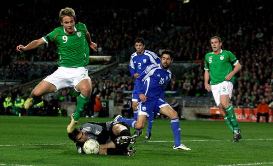  Kevin Doyle, Irland hoppar över Antonis Giorgallidis, målvakt, Cypern.