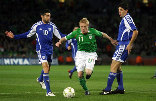  Damien Duff, Irland, smiter emellan Alexandreas Constantinou och Lambros Lambrou, Cypern.