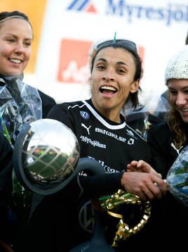  Marta med segerpokalen, pokal. Svenska Mästare, SM-guld, jubel, glädje.