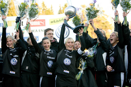  Frida Östeberg, Umeå lyfter pokalen. Pokal, jubel, glädje.