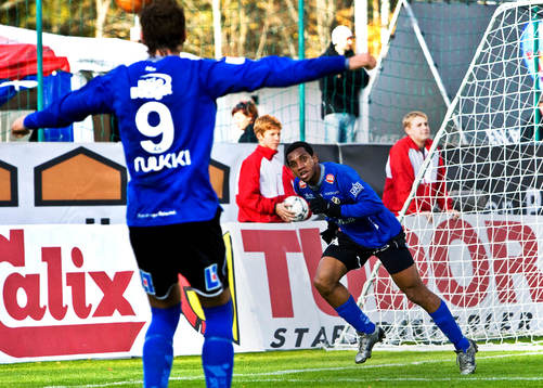  Anselmo gör 1-0 för Halmstad. Emir Kujovic jubel.