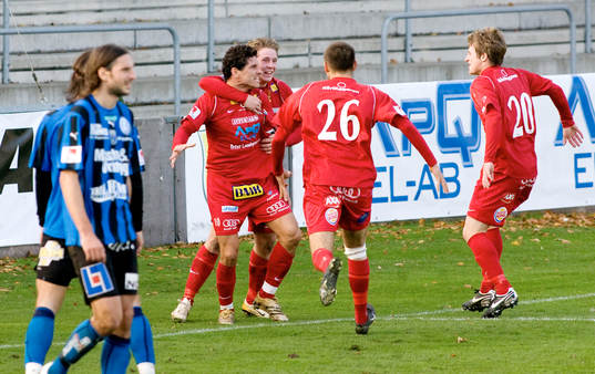  Jubel i LB efter 1-1 i 92 minuten. Målskytt Erol Bekir, LB