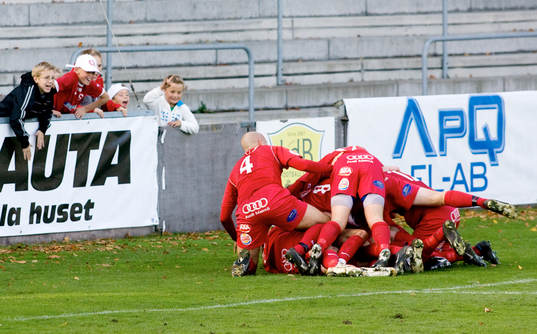  Jubel i LB efter 1-1 i 92 minuten. Målskytt Erol Bekir, LB