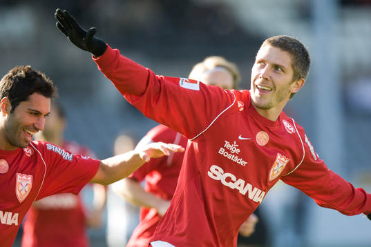    0-1, Dennis Östlundh, jubel. Stefan Batan grattar.