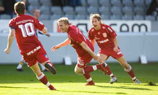    0-2, Xhevdet Llumnica, Göran Marklund och Andi Toompuu grattar. Jubel.