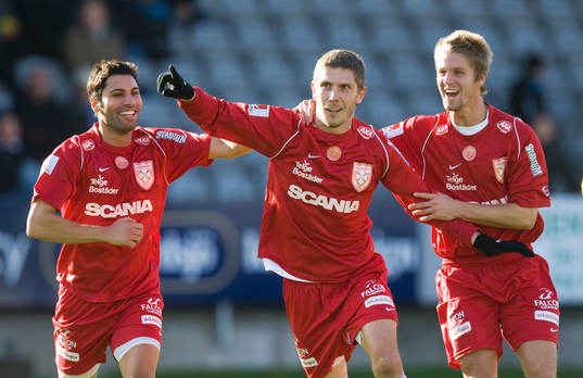   0-1, Dennis Östlundh, som grattas av Stefan Batan och Andi Toompuu. Jubel.