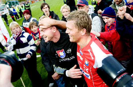  Dick Last och Marcus Allbäck kramas och jublar, jubel, Örgryte klara för Allsvenskan.