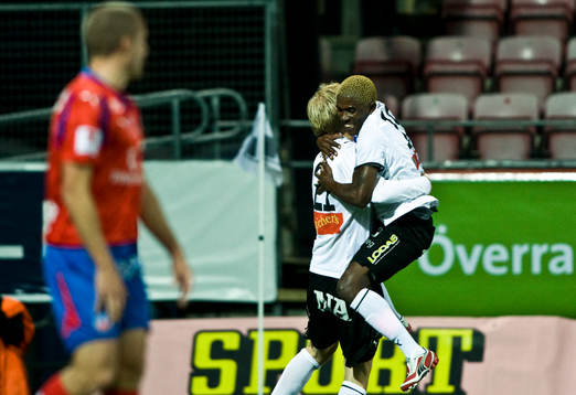  Eric Magloire Bassombeng och Sebastian Henriksson, Örebro, jubel efter kvittering 1-1.