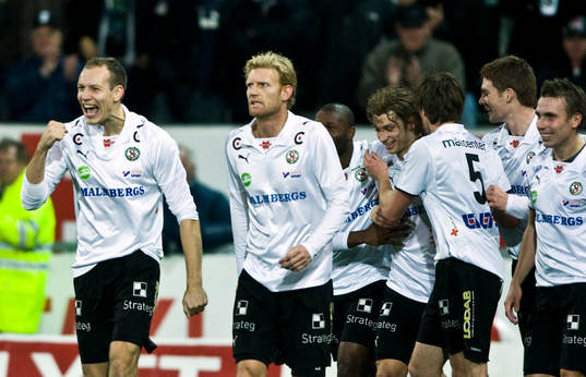  Kim Olsen, Sebastian Henriksson och Roni Porokara, Örebro efter 3-1 och seger. Jubel, glädje.