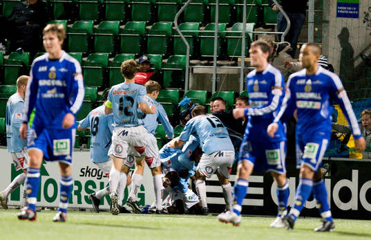  Jubel i Gefle efter 2-3 av Yannick Bapupa