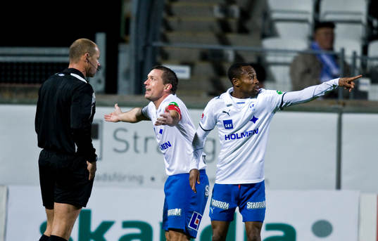 Mikael Blomberg, och Kevin Amuneke, Norrköping, diskuterar